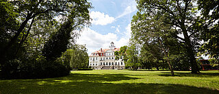 Das Schloss Genshagen mit Park
